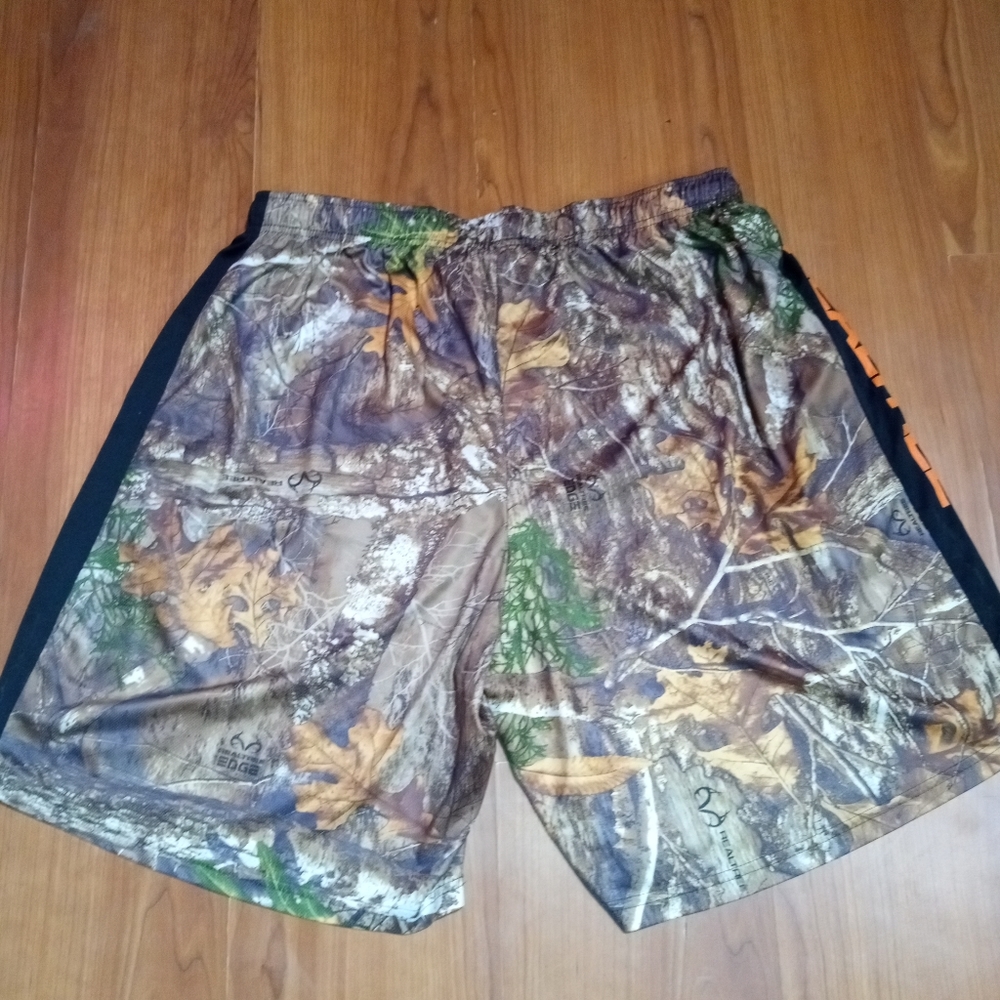 EUC "Realtree" quick dry shorts w/2 front pockets